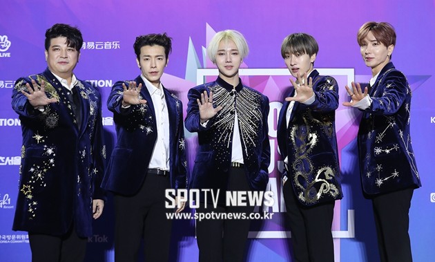 Gambar Foto Super Junior di Red Carpet Seoul Music Awards 2018