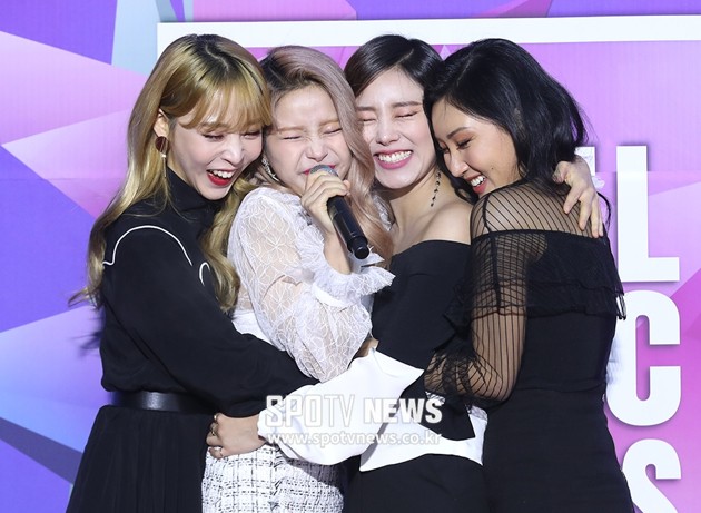 Gambar Foto Mamamoo Berpelukan Tahan Dingin di Red Carpet Seoul Music Awards 2018