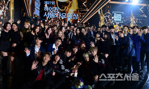 Gambar Foto Seluruh Pemenang Seoul Music Awards 2018 Berfoto Bersama