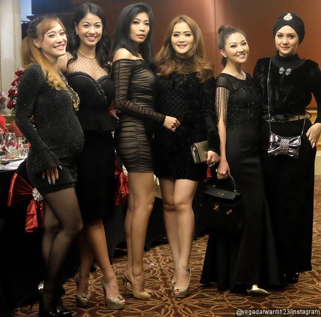 Gambar Foto Para sahabat artis yang hadir tampil anggun dengan gaun masing-masing.