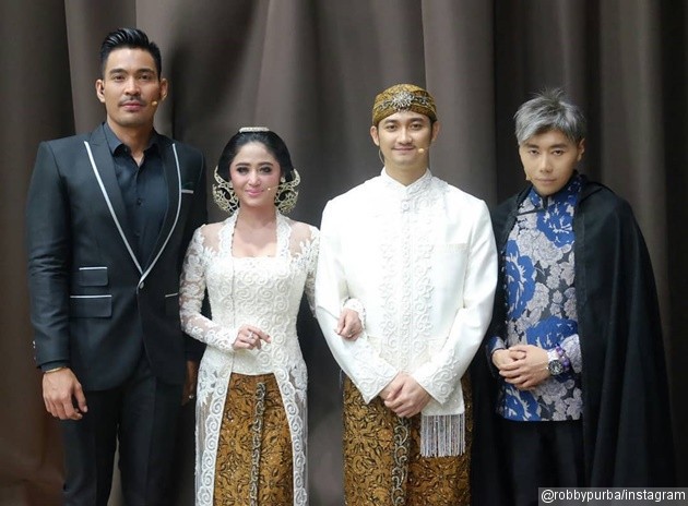 Gambar Foto Foto bersama bintang reality show 'Karma', Dewi Persik dan Angga Wijaya tampil serasi dalam balutan busana pengantin.