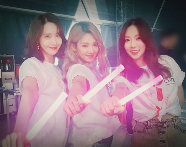 Gambar Foto Ketiga member SNSD Yoona, Tae Yeon, dan Hyoyeon berpose bersama lighstick official berwarna pink