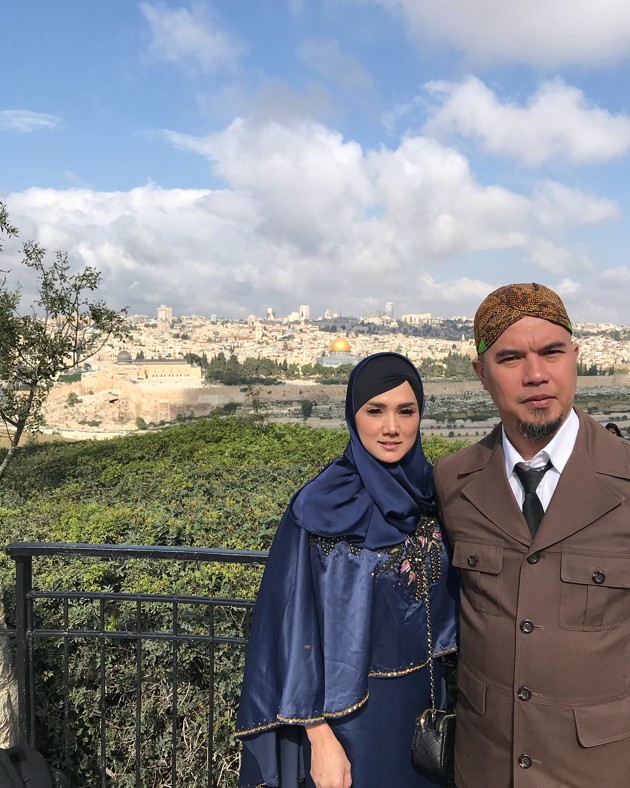 Gambar Foto Perjalanan religi Dhani dan Mulan dilanjutkan dengan menikmati pemandangan Masjid Al Aqsa dari atas Bukit Zaitun di Yerusalem.