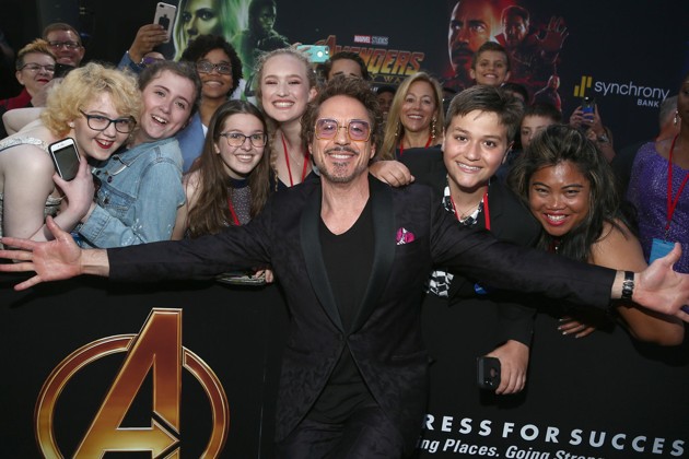 Gambar Foto Robert Downey Jr. menyempatkan diri berfoto bersama fans di global premiere film 'Avengers: Infinity War'.