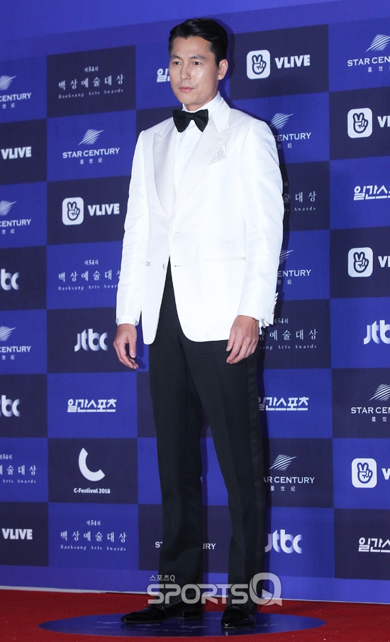 Gambar Foto Jung Woo Sung datang sebagai nominasi pemenang Best Actor Film di Baesang Art Awards 2018.