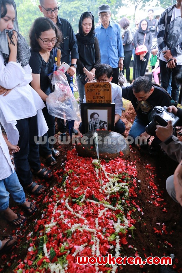 Gambar Foto Pemakaman Deddy Sutomo