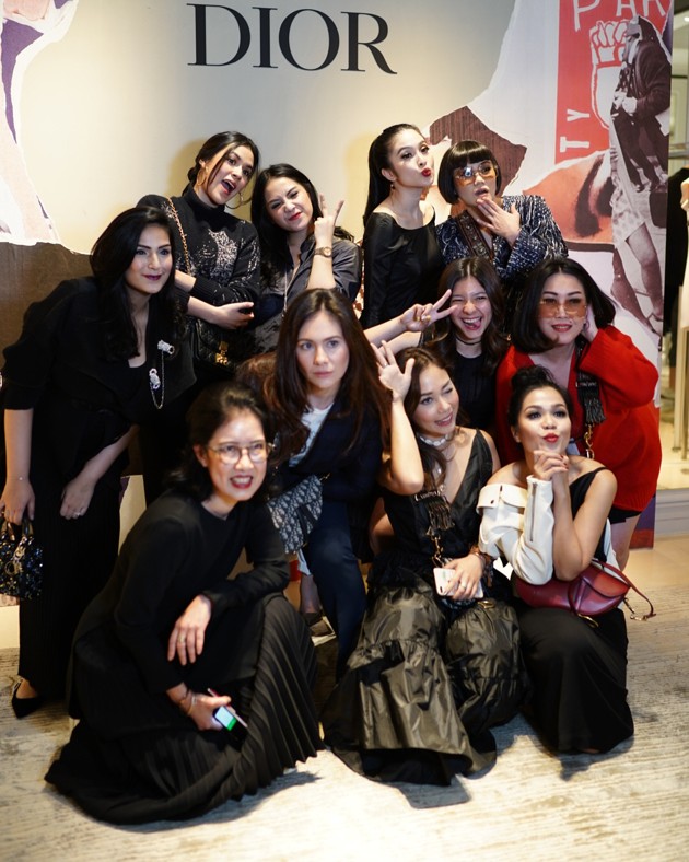 Gambar Foto Pose Lucu Seleb Indonesia di Acara Brand Dior