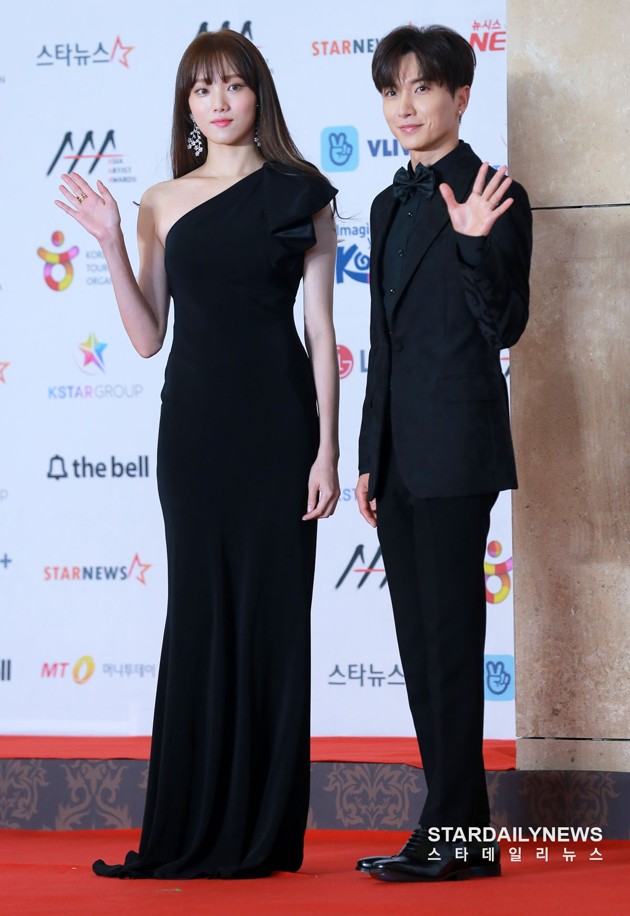 Gambar Foto Lee Sung Kyung dan Leeteuk Super Junior menjadi pasangan MC di Asia Artist Awards 2018.