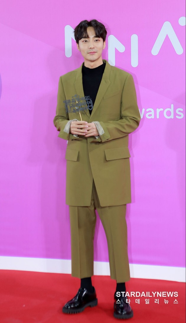 Gambar Foto Roy Kim di Red Carpet Melon Music Awards 2018