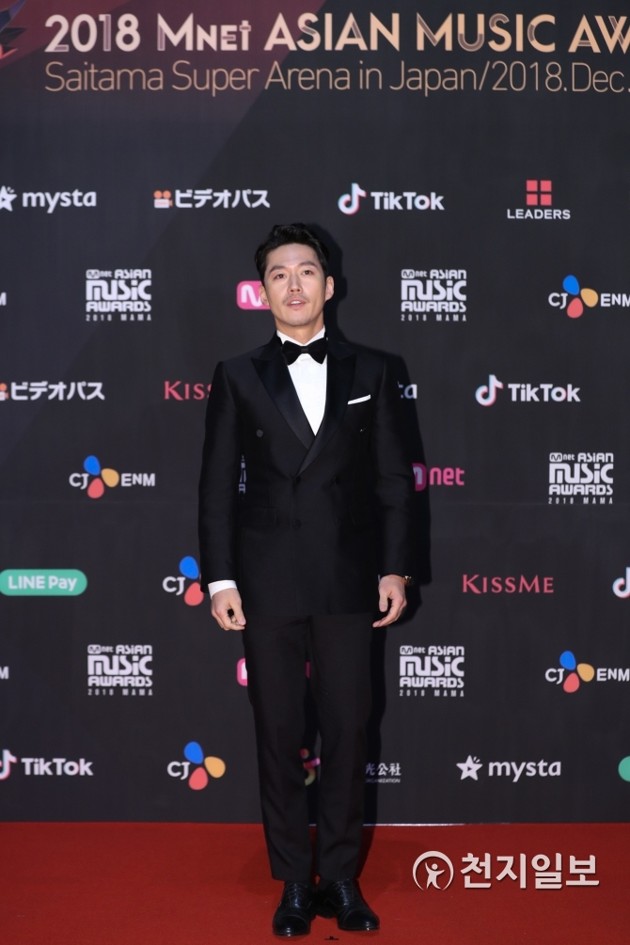 Gambar Foto Jang Hyuk di Red Carpet MAMA 2018 Jepang