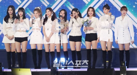 Gambar Foto Twice sukses mendapat piala Bonsang di Golden Disc Awards 2019 divisi digital.