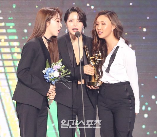 Gambar Foto Mamamoo sukses meraih piala Bonsang di Golden Disc Awards 2019 divisi digital.