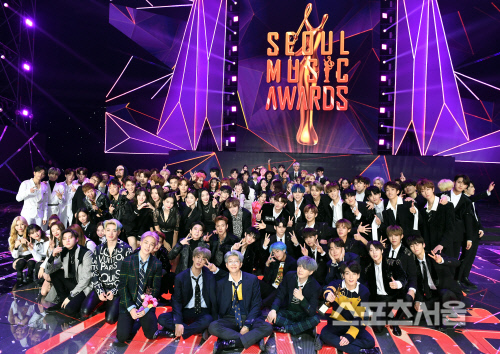 Gambar Foto Seluruh Pemenang Seoul Music Awards 2019 Berfoto Bersama