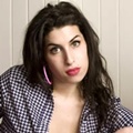 Amy Winehouse, penyanyi asal Inggris yang berhasil meraih 5 penghargaan Grammy