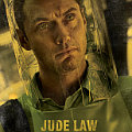 Jude Law sebagai Alan Krumwiede yang mengenakan baju khusus agar tak tertular virus.
