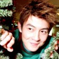 Edison Chen Bergaya di Sela Pohon Natal