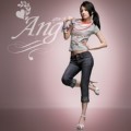 Angela Zhang Menjadi Model Fashion Celana Jeans