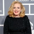 Adele dengan Balutan Gaun Giorgio Armani di Red Carpet Grammy Awards 2012