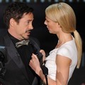 Robert Downey Jr. dan Gwyneth Paltrow di Panggung Oscar 2012