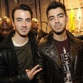 Kevin Jonas dan Joe Jonas di Peluncuran Toko Porsche Design SoHo