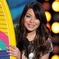 Miranda Cosgrove Menerima Penghargaan di Teen Choice Awards 2012