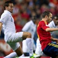 Andres Iniesta Berhasil Keluar dari Kepungan Pemain Perancis