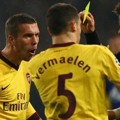 Protes Lukas Podolski Setelah Diberi Kartu Kuning