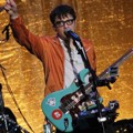 Aksi Rivers Cuomo Weezer di Konser 'Blue Album Night'
