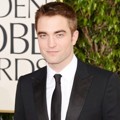 Robert Pattinson di Red Carpet Golden Globe Awards 2013