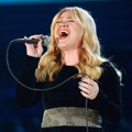 Kelly Clarkson di Panggung Grammy Awards 2013
