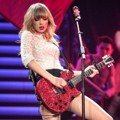 Taylor Swift Tampil Mainkan Gitar di Konser Tur 'Red'