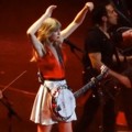 Aksi Taylor Swift Mainkan Banjo di Konser Tur 'Red'