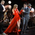 Taylor Swift Tampil Elegan di Konser Tur 'Red'