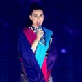 Katy Perry dengan Kain Warna-Warni Nyanyikan 'Unconditionally'