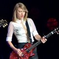 Aksi Taylor Swift Bermain Gitar