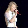 Taylor Swift Saat Bawakan Lagu 'We are Never Ever Getting Back Together'