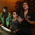 Indah Dewi Pertiwi dan Yon Koeswoyo Saat Rekaman Lagu 'Curiga'