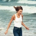 Taylor Swift Saat Berlarian di Pinggir Pantai