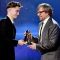 Robert Pattinson Berikan Piala Hollywood Director Award pada Morten Tyldum