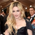 Madonna Hadir di Met Gala 2015