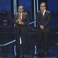 Bob Tutupoli Raih Penghargaan AMI Legend Awards