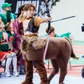 Eunkwang BTOB Kenakan Kostum Kuda Saat Lomba Panahan