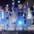 EXO Nyanyikan 'Call Me Baby' di Dream Concert 2016