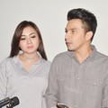 Jonathan Frizzy dan Istri Saat Ditemui di Kebon Jeruk, Jakarta