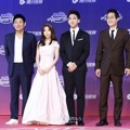 Pemeran Drama 'Reply 1994' Hadir di tvN10 Awards 2016