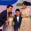Keluarga Arie Untung Bawa Pulang Piala 'Special Award Keluarga Terbaik'