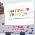 Panggung Bertuliskan SMTOWN Friends Siap Menyambut Peserta Workshop di Jeju