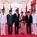 Bersama Presiden Jokowi beserta istri, Anies-Sandiaga turut berfoto bersama.