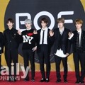 Tak mau kalah, NCT 127 juga kompak berpakaian hitam di red carpet Busan One Festival 2017.