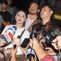 Dewi Persik dan Angga Wijaya Ditemui di Mapolda Metro Jaya